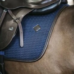 Kentucky Horsewear Kentucky Springsatteldecke Color Edition Leder Olivgrün Warmblut -Waldhausen Verkaufe kentucky spring zadeldekje color ed leather navy 1.642697