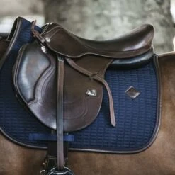 Kentucky Horsewear Kentucky Springsatteldecke Color Edition Leder Corale Warmblut -Waldhausen Verkaufe kentucky spring zadeldekje color ed leather navy.d97f36 1