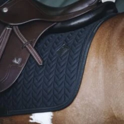 Kentucky Horsewear Kentucky Springsatteldecke Fishbone Navy Warmblut -Waldhausen Verkaufe kentucky spring zadeldekje fishbone black 1.0dc6ff 2