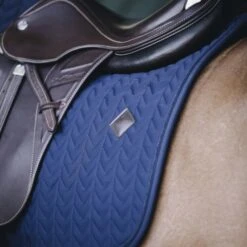 Kentucky Horsewear Kentucky Springsatteldecke Fishbone Weiß Warmblut -Waldhausen Verkaufe kentucky spring zadeldekje fishbone blauw 1.f71850 1