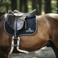 Kentucky Horsewear Kentucky Springsatteldecke Fishbone Leder Navy Warmblut -Waldhausen Verkaufe kentucky spring zadeldekje fishbone leather black.6d5e84 1