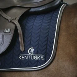 Kentucky Horsewear Kentucky Springsatteldecke Fishbone Leder Weiß Warmblut -Waldhausen Verkaufe kentucky spring zadeldekje fishbone leather navy 1.252186 2