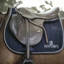 Kentucky Horsewear Kentucky Springsatteldecke Fishbone Leder Weiß Warmblut -Waldhausen Verkaufe kentucky spring zadeldekje fishbone leather navy.6fd073 2