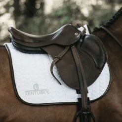 Kentucky Horsewear Kentucky Springsatteldecke Fishbone Leder Schwarz Warmblut -Waldhausen Verkaufe kentucky spring zadeldekje fishbone leather white 1.a92e25