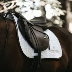 Kentucky Horsewear Kentucky Springsatteldecke Fishbone Leder Navy Warmblut -Waldhausen Verkaufe kentucky spring zadeldekje fishbone leather white.121318 1