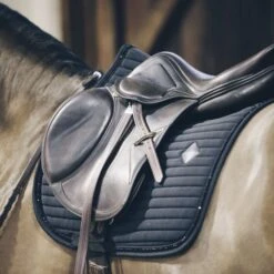 Kentucky Horsewear Kentucky Springsatteldecke Pearls Navy Warmblut -Waldhausen Verkaufe kentucky spring zadeldekje pearls zwart 1.865502