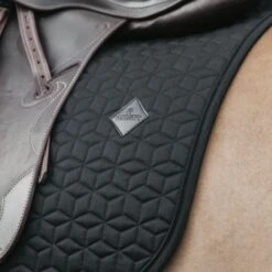 Kentucky Horsewear Kentucky Schabracke Basic Dressur Bordeaux Warmblut -Waldhausen Verkaufe kentucky zadeldekje basic dressuur zwart 1.228bcd