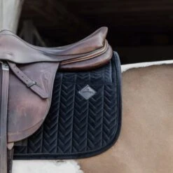 Kentucky Horsewear Kentucky Schabracke Skin Friendly Velvet Springen Schwarz Warmblut -Waldhausen Verkaufe kentucky zadeldekje skin friendly velvet sj zwart 1.e3c8c8 2