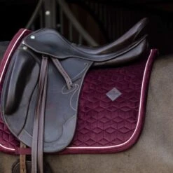 Kentucky Horsewear Kentucky Schabracke Velvet Dressur Lila -Waldhausen Verkaufe kentucky zadeldekje velvet dressuur bordeaux.b702b6
