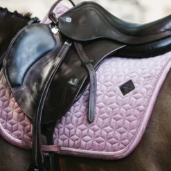 Kentucky Horsewear Kentucky Springsatteldecke Velvet Old Rose Warmblut -Waldhausen Verkaufe kentucky zadeldekje velvet springen old rose 1.0ad91f