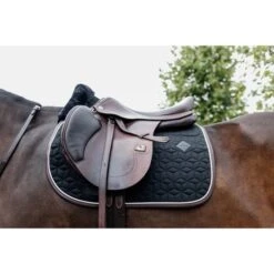 Kentucky Horsewear Kentucky Horse Schabracke Skin Friendly Springen Navy Warmblut -Waldhausen Verkaufe kentuckyhorsewear 42468 01 sj 2.c6375e 1