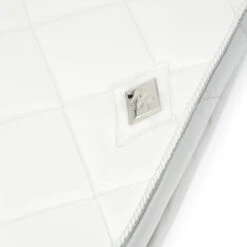 Mrs. Ros Schabracke Iconic Dressur Foxy Red Warmblut -Waldhausen Verkaufe mrs 1065 wit zadeldekje logo detail 1.c17bf9 4