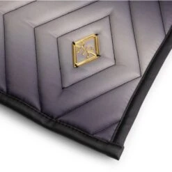 Mrs. Ros Schabracke Gradient Charmer Dressur Pebble Grey WB -Waldhausen Verkaufe mrs zadeldekje grijs zwart logo detail dekje 1.289cfa