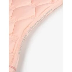 PS Of Sweden Schabracke Ruffle Springen Weiß -Waldhausen Verkaufe ps ruffle quote peach 2022 7948 1500x2000.eed831 1