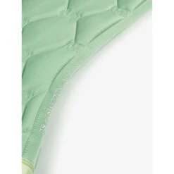 PS Of Sweden Schabracke Ruffle Springen Schwarz -Waldhausen Verkaufe ps ruffle quote sage green 2022 7956 1500x2000.fb26f1
