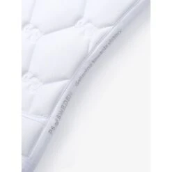 PS Of Sweden Schabracke Ruffle Springen Weiß -Waldhausen Verkaufe ps ruffle quote white 1369 1500x2000.637156